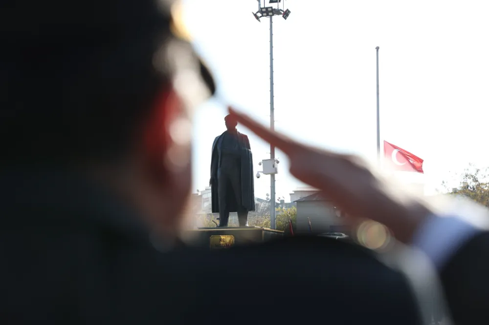 KALPLER ULU ÖNDER ATATÜRK İÇİN BİR KEZ DAHA HÜZÜNLE DOLDU