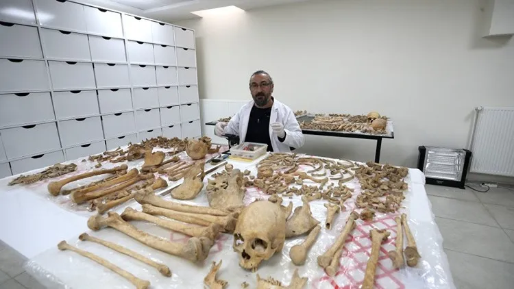 TARİHİ MALAZGİRT İSKELETLERİNİN SIRRI ÜNİVERSİTE LABORATUVARINDA ARAŞTIRILIYOR