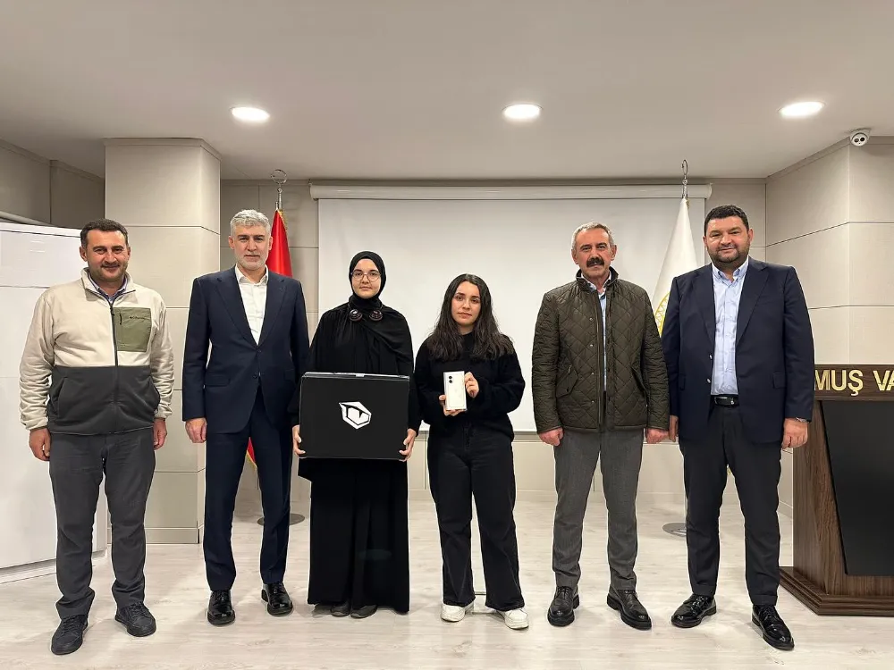 MUŞ VAKFI, YKS BAŞARISI GÖSTEREN ÖĞRENCİLERİ ÖDÜLLENDİRDİ