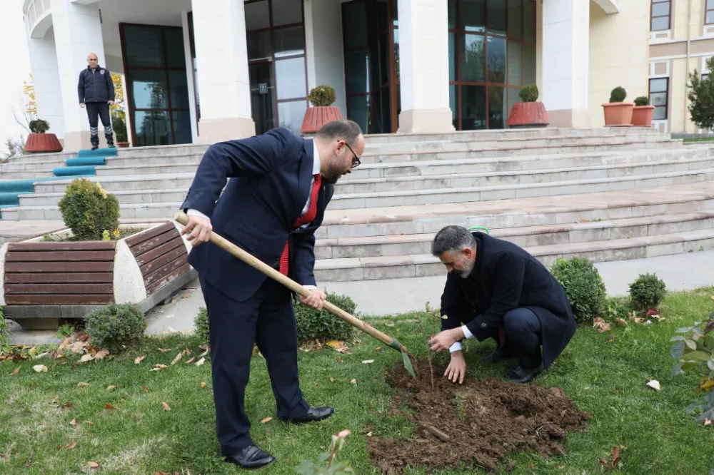 MUŞ ALPARSLAN ÜNİVERSİTESİ’NDE FISTIK AĞAÇLARI DİKİLDİ