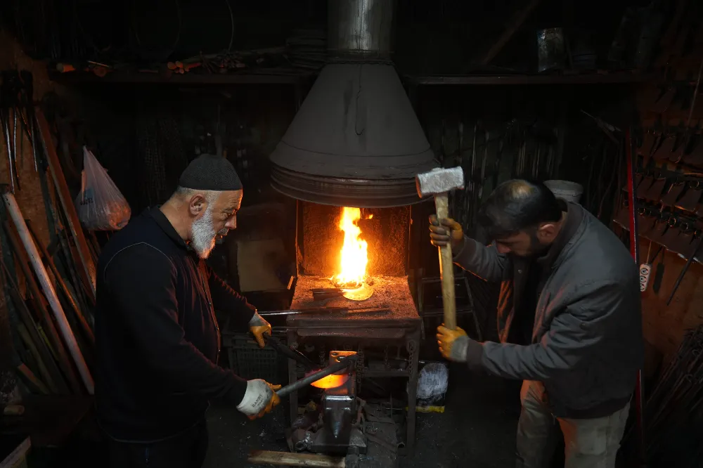 63 YAŞINDAKİ HALİT PINAR YARIM ASIRLIK DEMİRCİLİK GELENEĞİNİ YAŞATIYOR