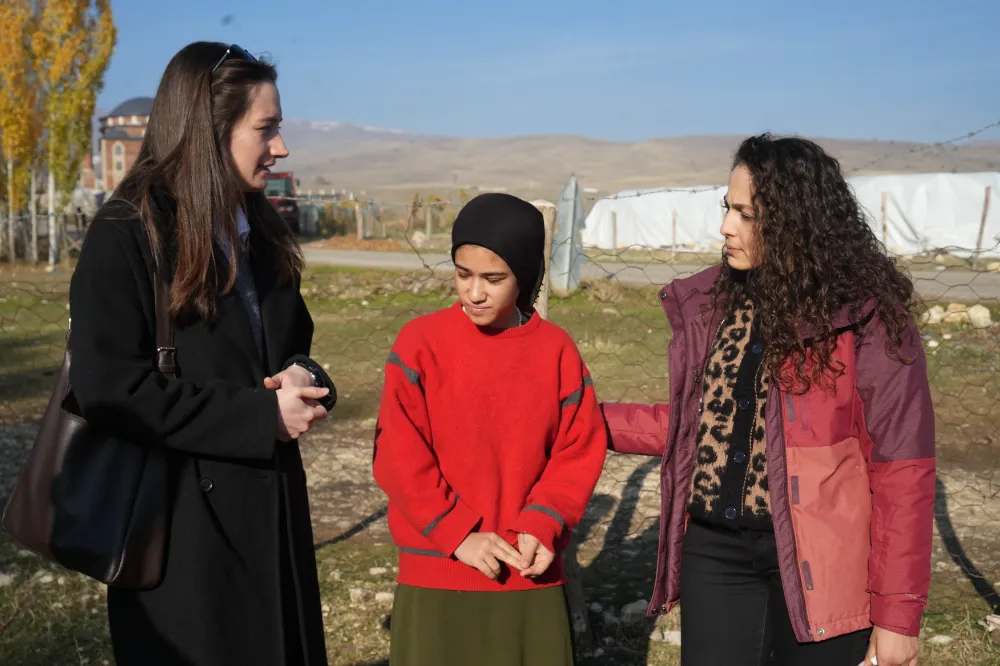 KAHRAMAN ÖĞRETMENLER DEVAMSIZLIK YAPAN ÖĞRENCİLER İÇİN KÖY KÖY GEZİYOR