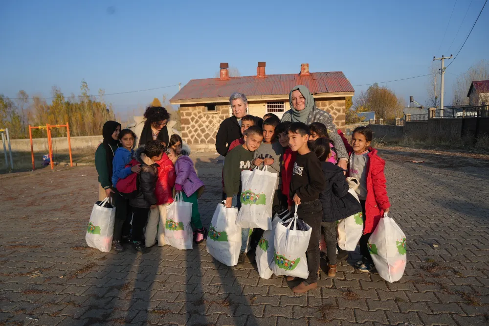ALMANYA’DAN MUŞ’A GÖNÜLLERİ ISITAN YARDIM: BİN ÇOCUĞA KIŞLIK YARDIM