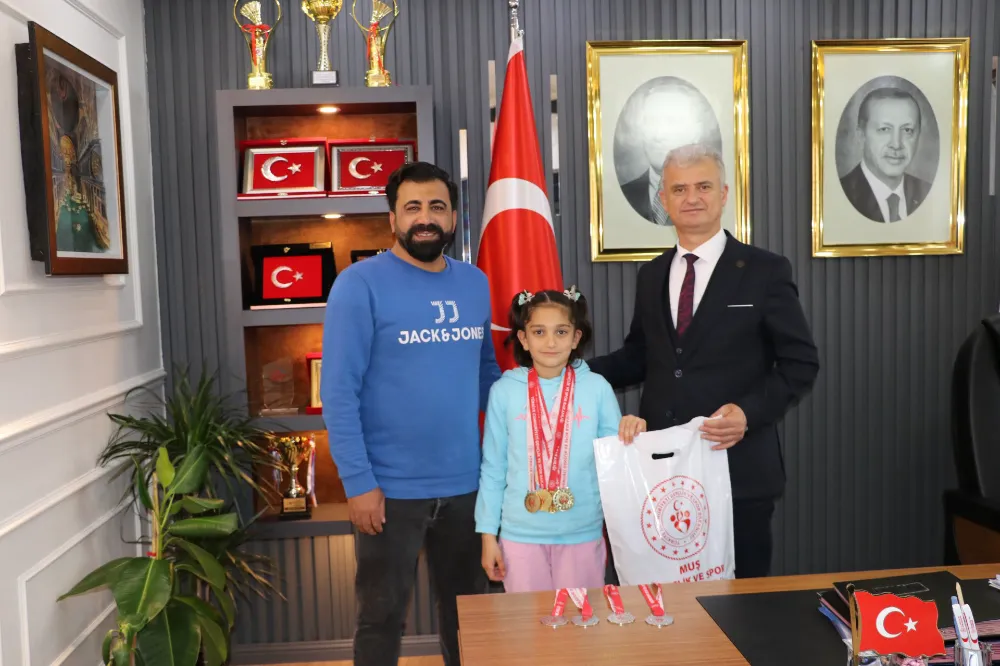 ÜÇ BİRİNCİLİKLE DÖNEN YÜZÜCÜ HÜMA DAŞDEMİR İL MÜDÜRÜ KILIÇ TARAFINDAN TEBRİK EDİLDİ