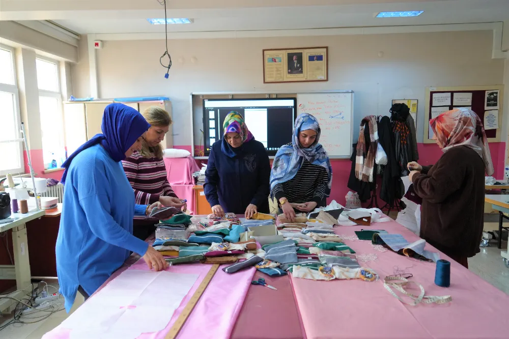 ATIK KUMAŞLARDAN KALEMLİK, KÖY ÇOCUKLARINA MUTLULUK
