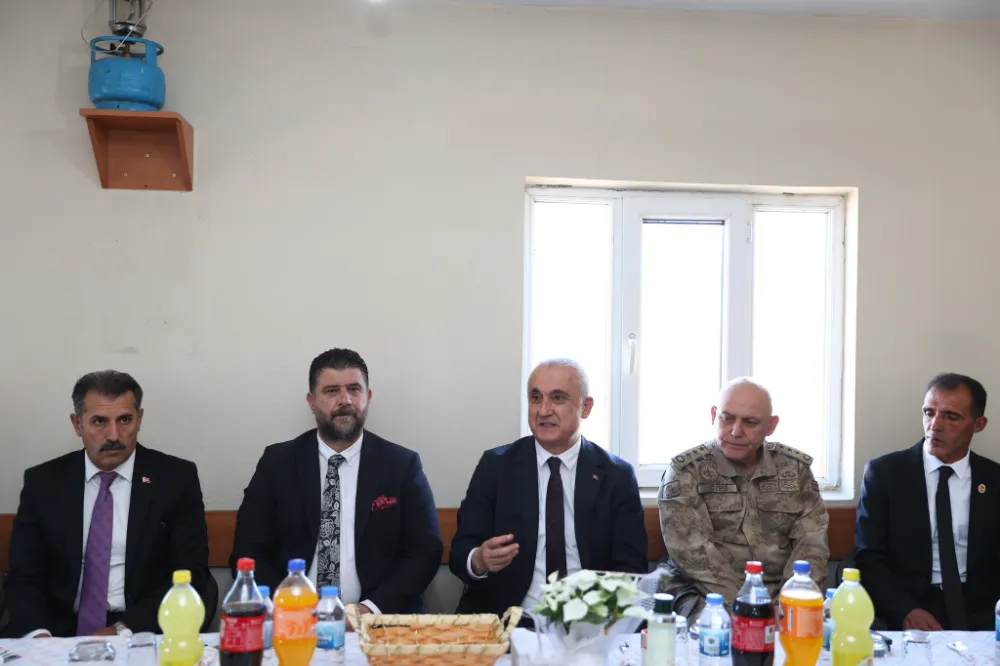 KÖY MUHTARLARIYLA BULUŞAN VALİ ÇAKIR: “GECE GÜNDÜZ VATANDAŞIN EMRİNDEYİZ”