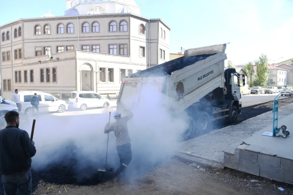 MUŞ BELEDİYESİ ŞEHİR GENELİNDE YOL BAKIM VE ONARIM ÇALIŞMALARINI SÜRDÜRÜYOR
