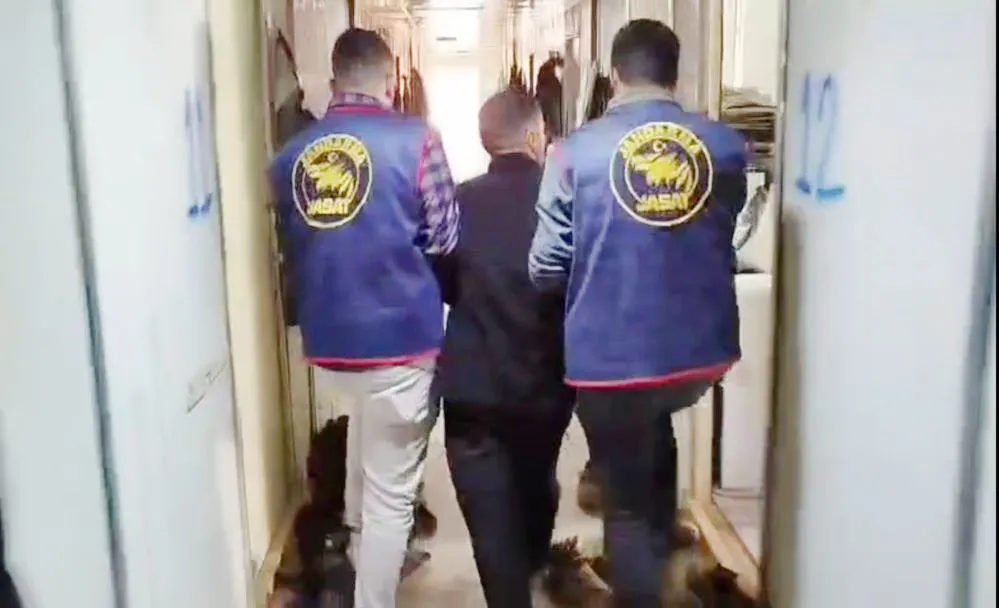 HAKKINDA KESİNLEŞMİŞ HAPİS CEZASI BULUNAN FİRARİ HÜKÜMLÜ YAKALANDI