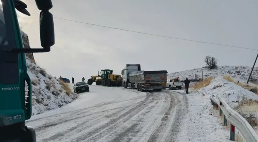 KAR YAĞIŞI ULAŞIMI OLUMSUZ ETKİLEDİ: 20 ARAÇ MAHSUR KALDI