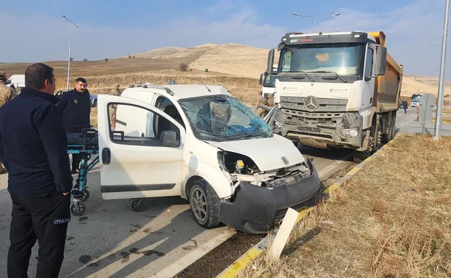 MUŞ’TA İKİ AYRI TRAFİK KAZASI: 2 ÖLÜ, 4 YARALI