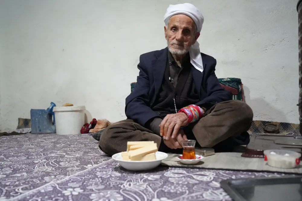 RÜSTEM DEDE 50 YILDIR SADECE ÇAY VE GOFRETLE AYAKTA