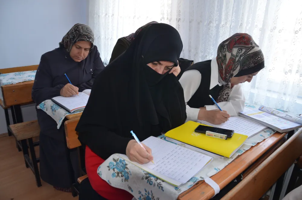 HAYALLERİNİN PEŞİNDEN GİDEN KADINLAR YILLAR SONRA OKUMA YAZMAYLA BULUŞTU