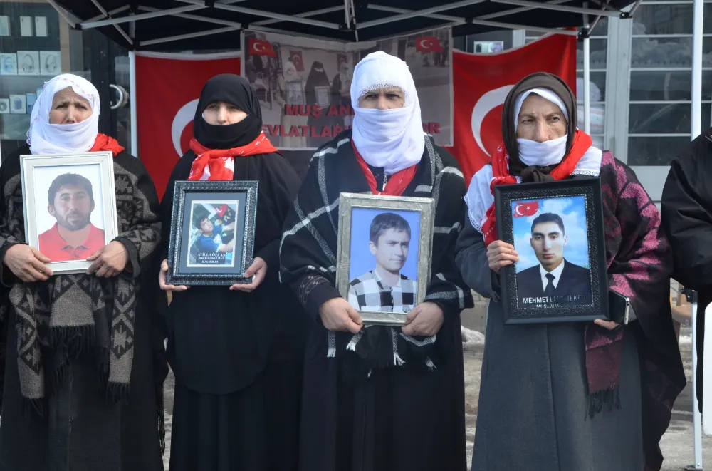 AİLELERİN EVLAT NÖBETİ SOĞUK HAVAYA RAĞMEN DEVAM EDİYOR