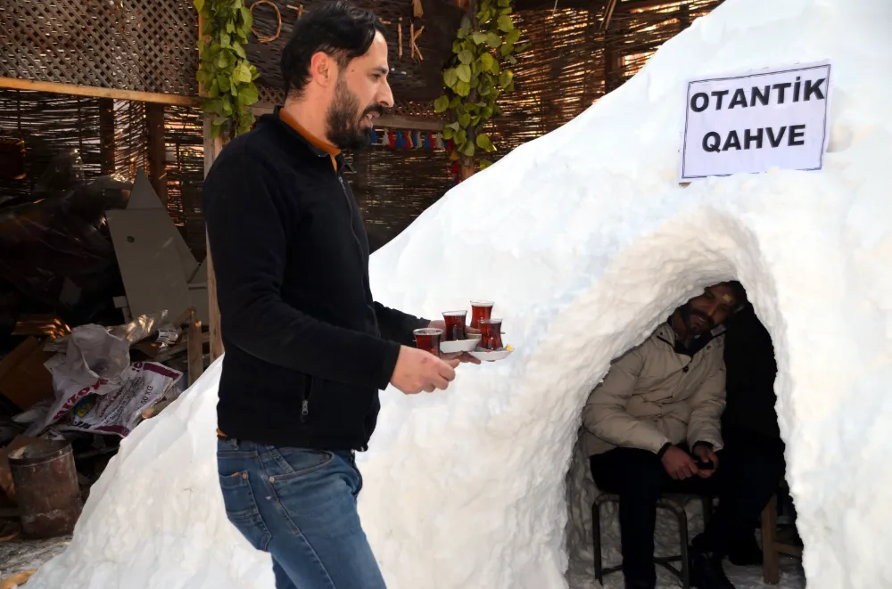 KARI EĞLENCEYE DÖNÜŞTÜRMEK İÇİN KARDAN İGLO KAHVEHANESİ YAPTI