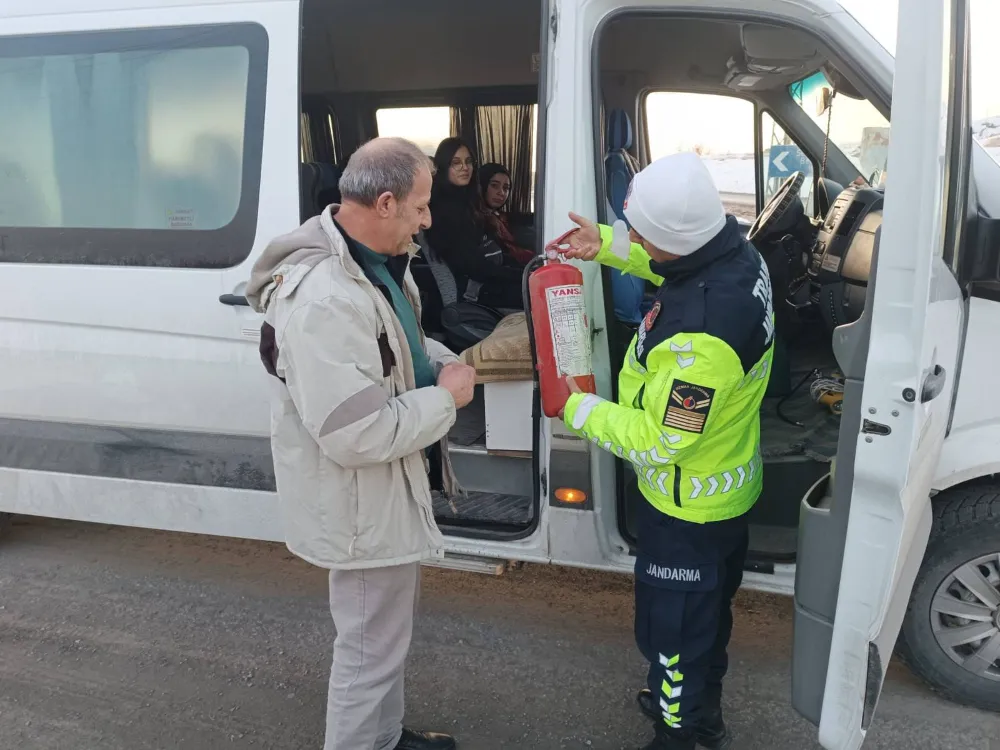 JANDARMA, SERVİS ARAÇLARINI DENETLEDİ