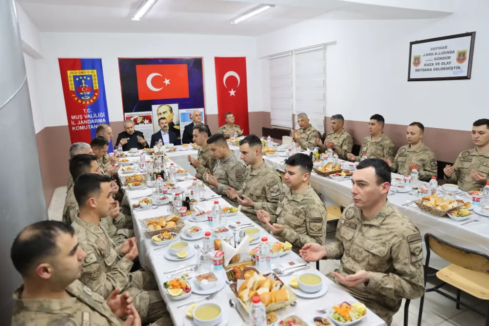 VALİ ÇAKIR, İLK İFTARINI MEHMETÇİKLE BİRLİKTE AÇTI