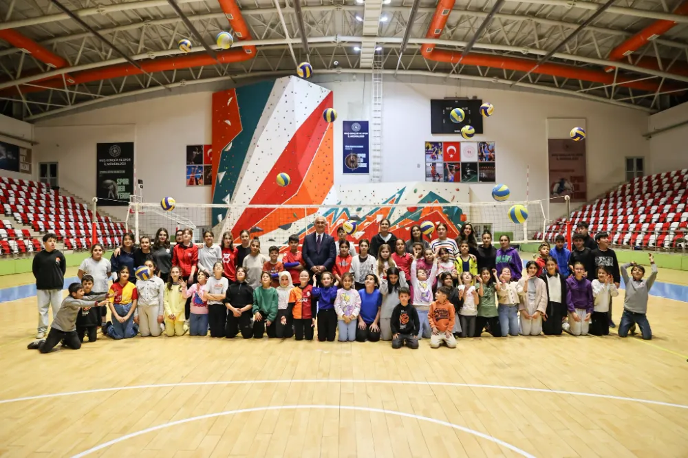 VALİ ÇAKIR’DAN VOLEYBOL OKULUNA ZİYARET