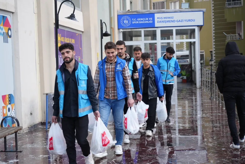 ÜNİVERSİTE ÖĞRENCİLERİ SÜRÜCÜLERE İFTARİYELİK DAĞITTI