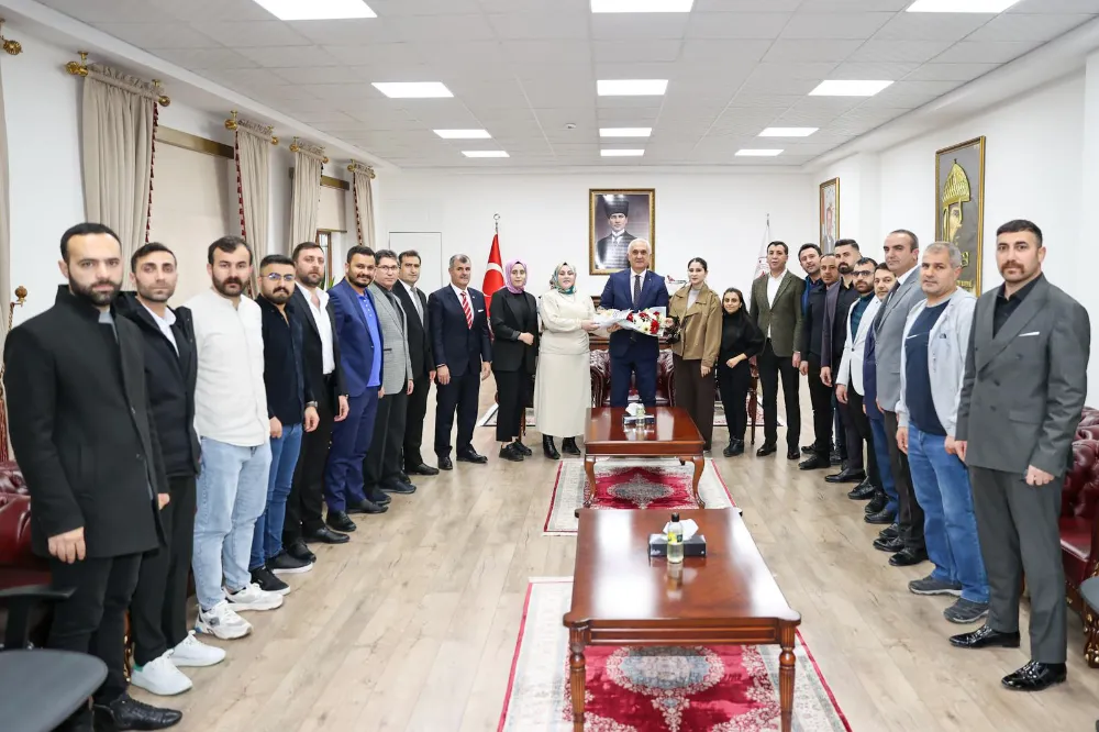 YETİŞTİRME YURDU MEZUNLARI’NDAN VALİ ÇAKIR’A ZİYARET