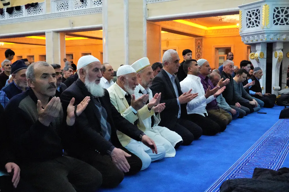 KADİR GECESİ DUALARLA İDRAK EDİLDİ