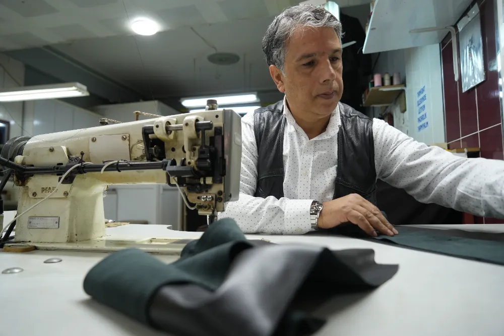 38 YILLIK USTA, YIPRANAN DERİ MONTLARI İLK GÜNKÜ HALİNE DÖNDÜRÜYOR