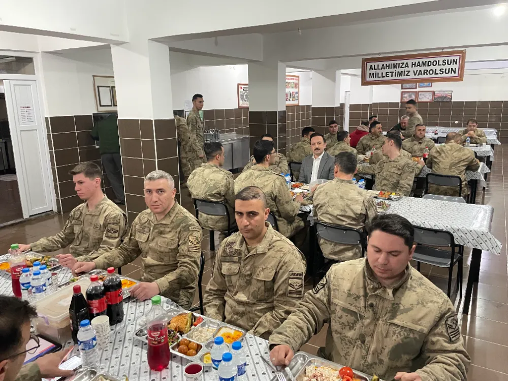 KAYMAKAM BAYRAM, JANDARMA PERSONELİYLE İFTAR AÇTI