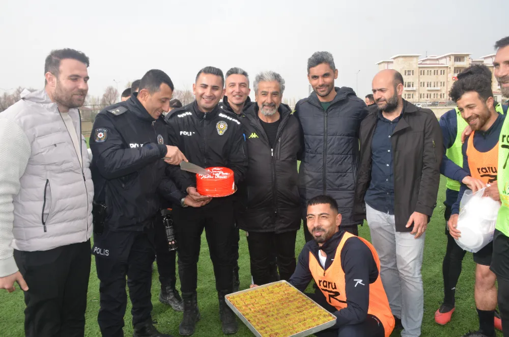 İHBARA GİDEN POLİSLERE PASTA SÜRPRİZİ