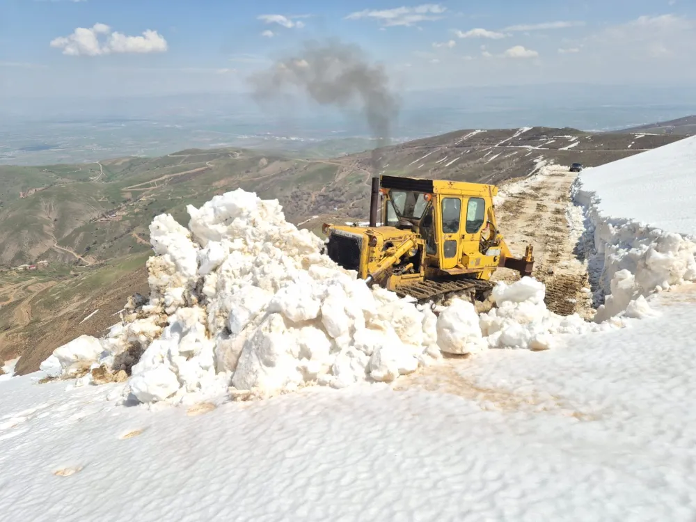 2 METREYİ BULAN KARDA YOL AÇMA ÇALIŞMASI