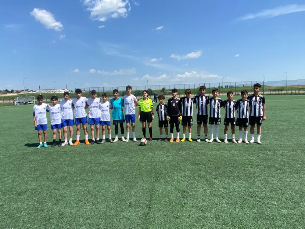 YILDIZ FUTBOLCULAR ANALİG’DE SAHNE ALDI