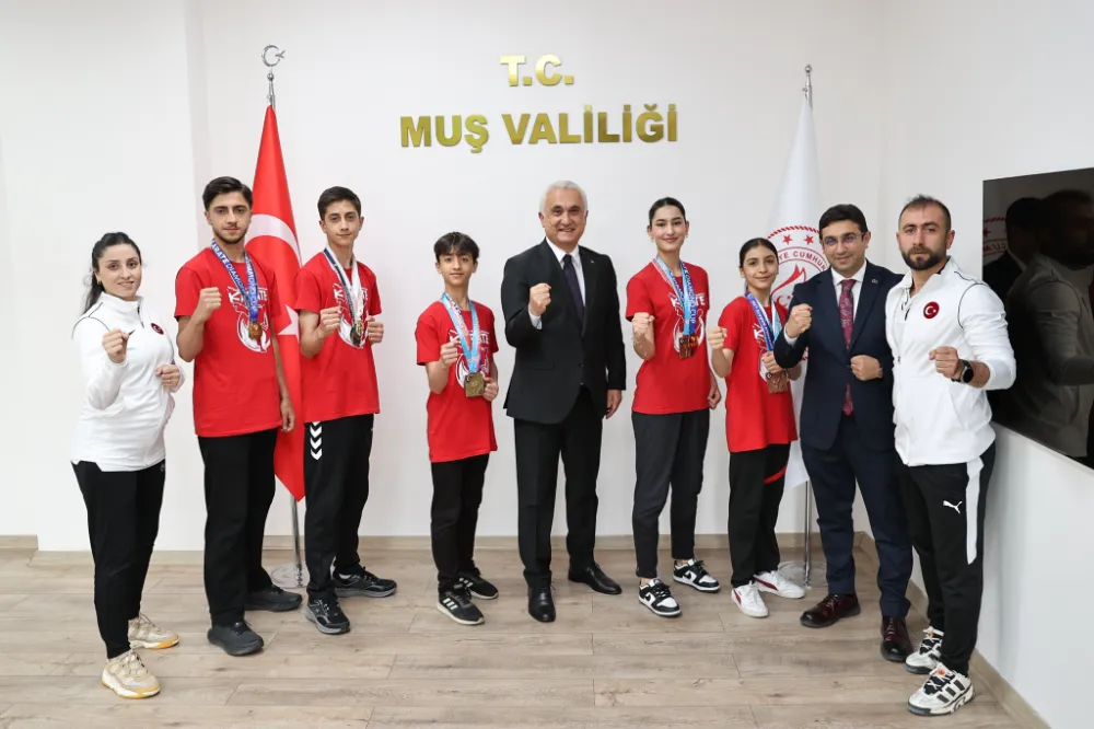 BAŞARILI KARATECİLER, VALİ ÇAKIR’I ZİYARET ETTİ
