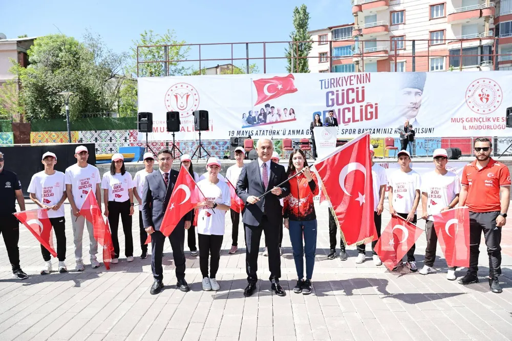 GELECEĞE YÜRÜYEN GENÇLİK KENT MEYDANINDA BULUŞTU
