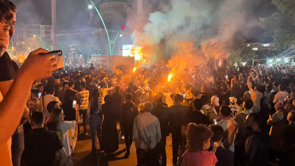 MUŞ’TA GECE GÜNDÜZE DÖNDÜ: ŞAMPİYONLUĞA ŞÖLENLİ KUTLAMA