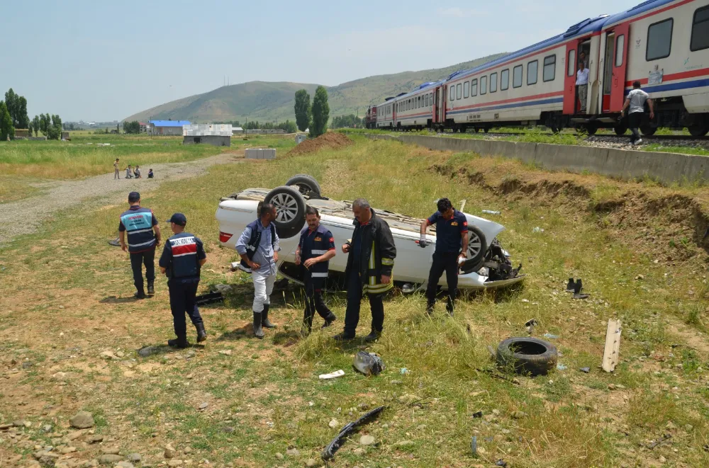 HEMZEMİN GEÇİTTE KAZA: OTOMOBİL TRENLE ÇARPIŞTI