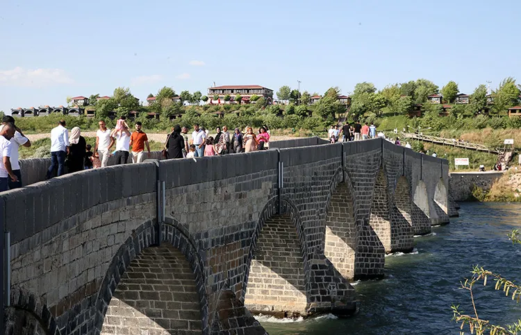 SELÇUKLUDAN GÜNÜMÜZE UZANAN TARİHİ MİRAS: MURAT KÖPRÜSÜ