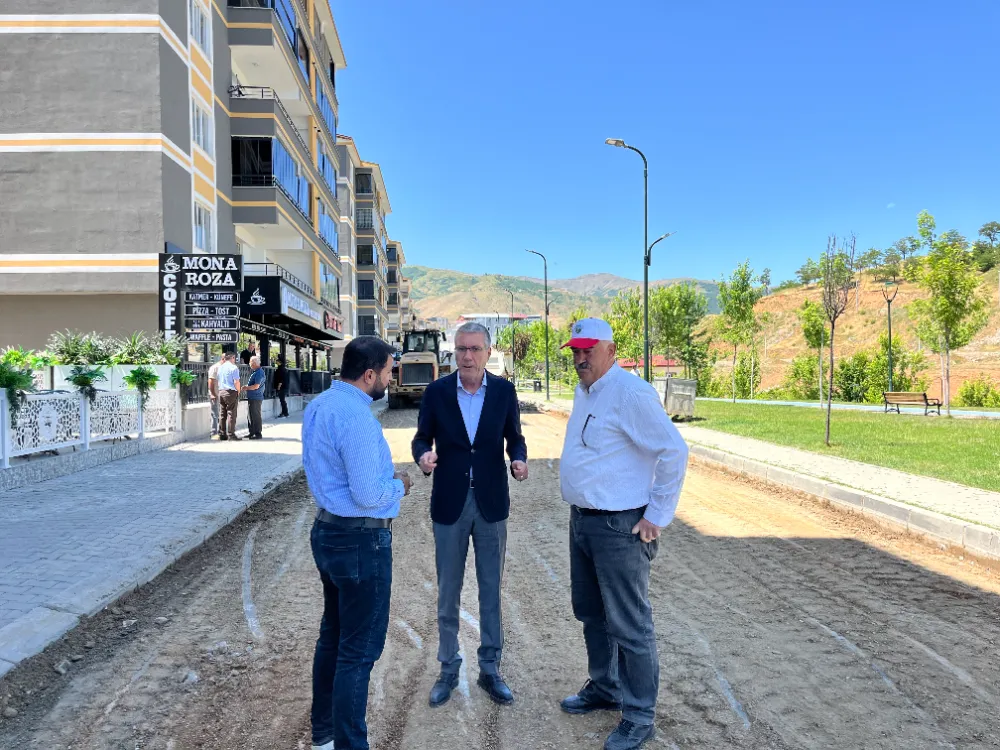 BELEDİYE EKİPLERİ BOZULAN YOLLARI YENİLİYOR