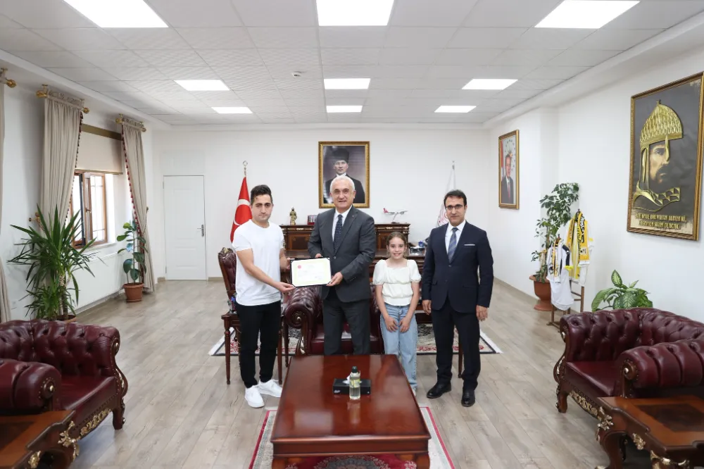 BADMİNTONUN PARLAYAN YILDIZI ZEYNEP, VALİ AVNİ ÇAKIR’I ZİYARET ETTİ