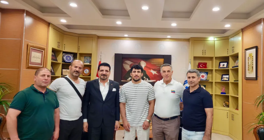 BAŞKAN KOÇ, MİLLİ GÜREŞÇİYİ AĞIRLADI