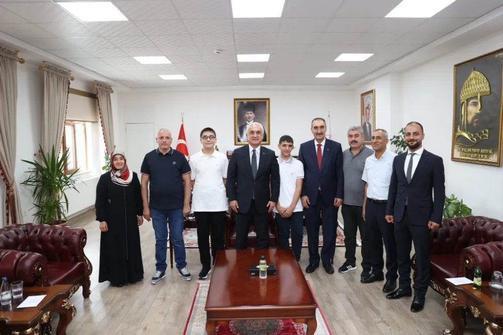 LGS TÜRKİYE BİRİNCİLERİNDEN VALİ ÇAKIR’A ZİYARET