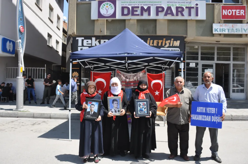 MUŞ’TA AİLELERİN EVLAT NÖBETİ BARIŞ UMUDUYLA DEVAM EDİYOR