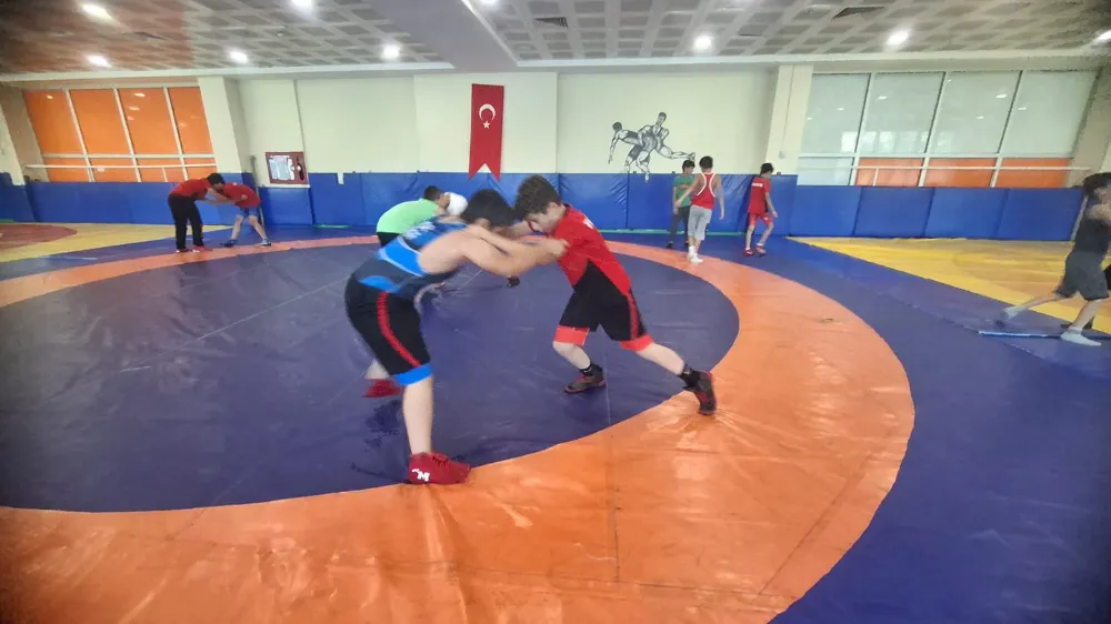 YAZ SPOR OKULLARIYLA MUŞ’TA GÜREŞ KÜLTÜRÜ GENÇ NESİLLERE TAŞINIYOR