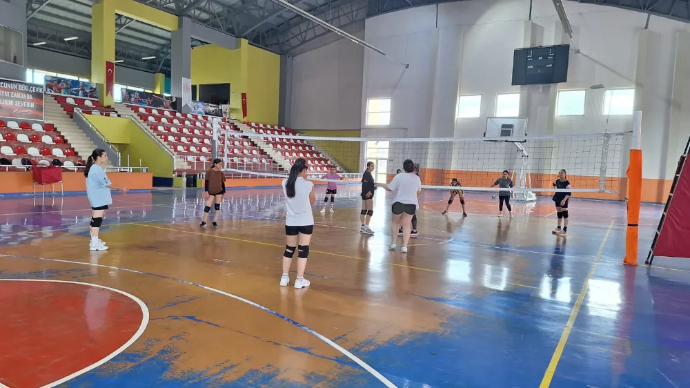BULANIK SPOR SALONU’NDA VOLEYBOL HEYECANI SÜRÜYOR