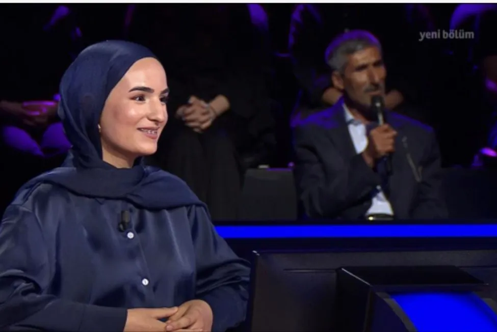 BABASI ÇİÇEKLE KARŞILADI, TÜRKİYE ALKIŞLARLA UĞURLADI