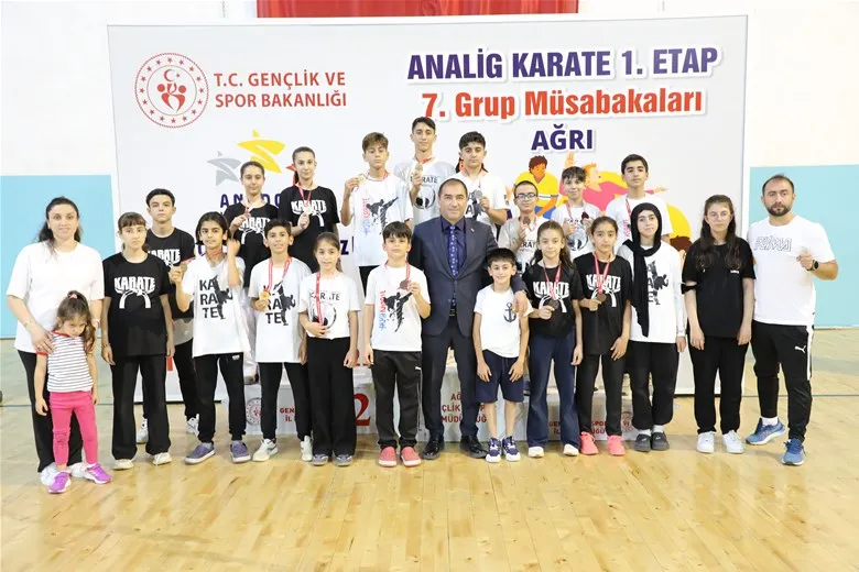 MUŞLU KARATECİLER ANADOLU YILDIZLAR LİGİ’NDE BİRİNCİ OLDU