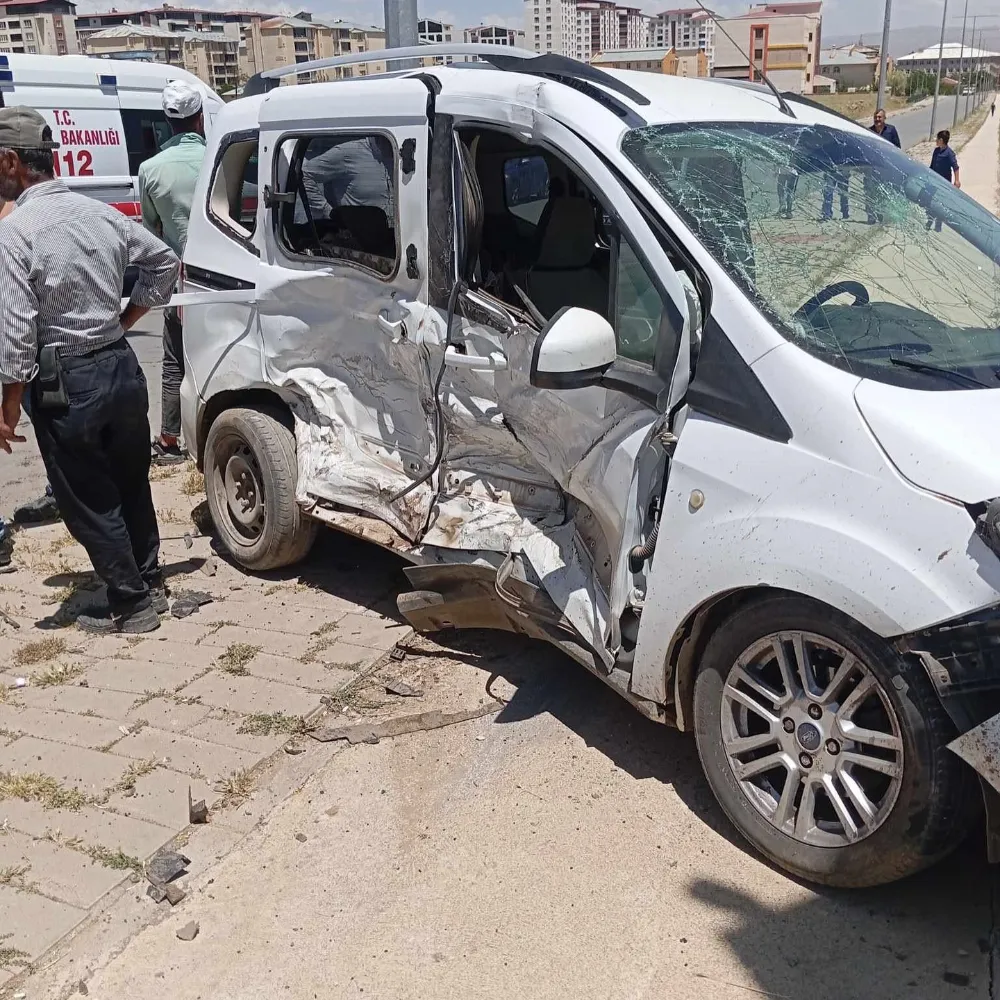 MUŞ’TA TRAFİK KAZASI: 2 KİŞİ YARALANDI