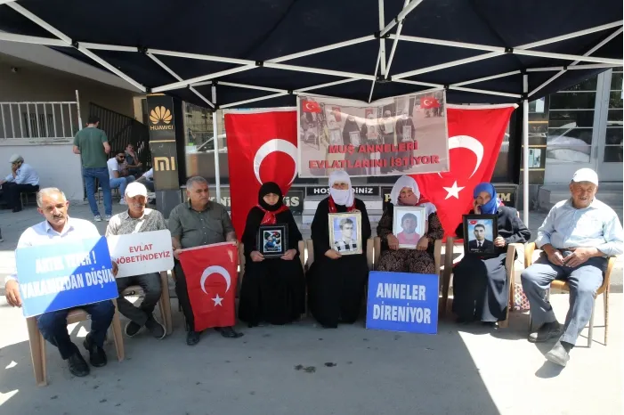 AİLELERİN KARARLI NÖBETİ SICAK HAVAYA RAĞMEN DEVAM ETTİ