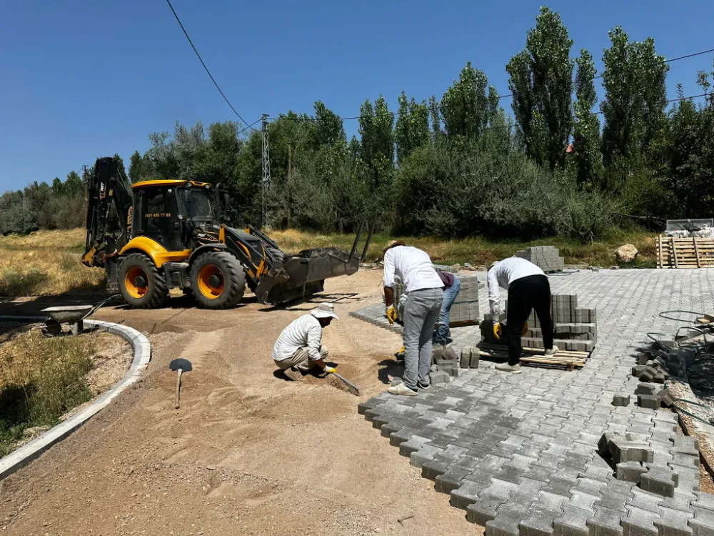 BULANIK’TA KÖY İÇİ PARKE TAŞI YOL YAPIMLARI SÜRÜYOR
