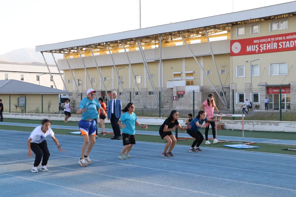 GENÇ ATLETLER YAZ SPOR OKULLARINDA TER DÖKÜYOR