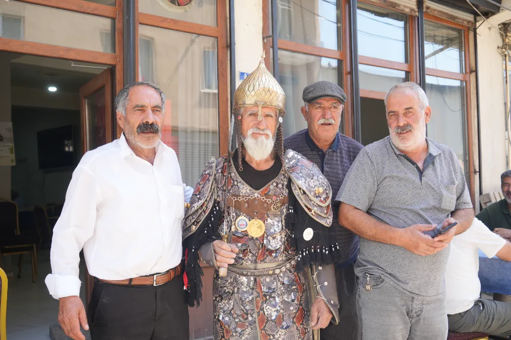 SULTAN ALPARSLAN’I SEMBOLİK OLARAK TEMSİL EDEN HACI HASAN KESKİN KUTLAMALARIN GÖZDESİ OLDU