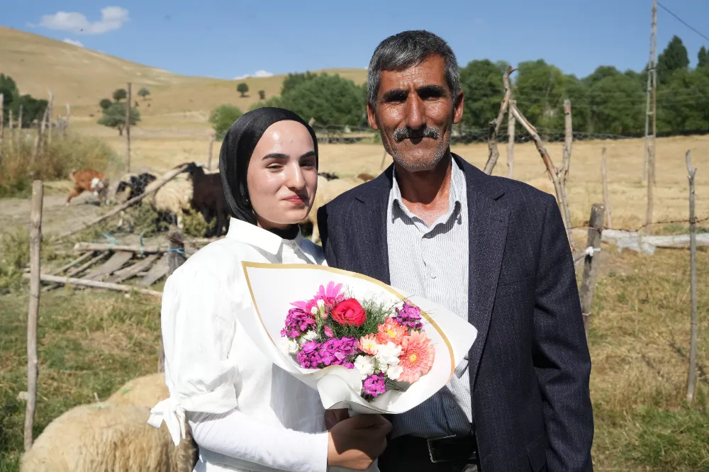 BABASI SINAV ÇIKIŞI ÇİÇEKLE KARŞILAMIŞTI, MÜJDELİ HABERİ TELEFONLA VERDİ