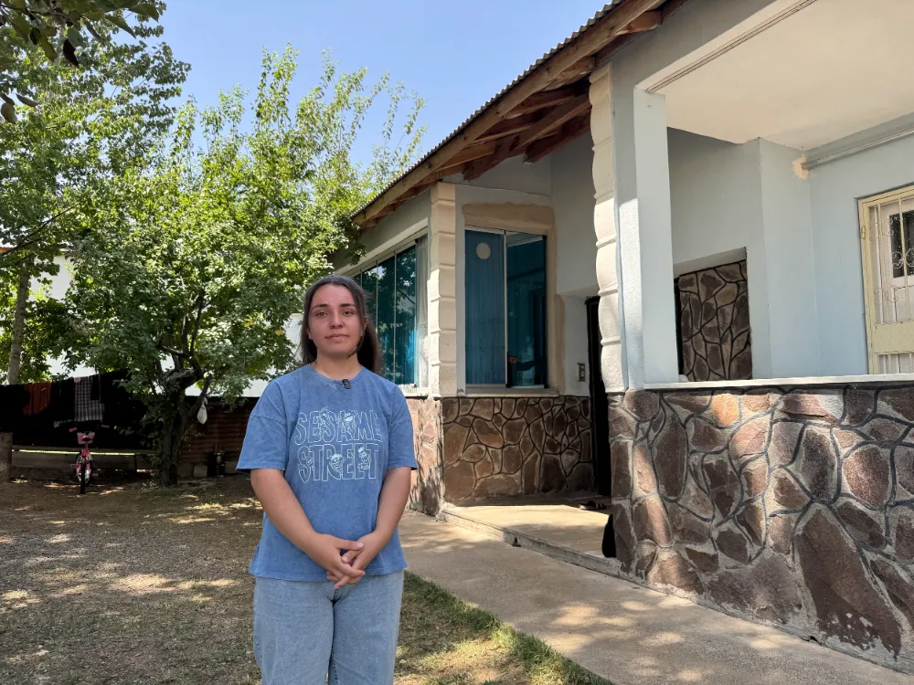 EĞİTİM AZMİ BAŞARIYA DÖNÜŞTÜ: REYHAN ÖZCAN TAM BURSLA KOÇ ÜNİVERSİTESİ’Nİ KAZANDI